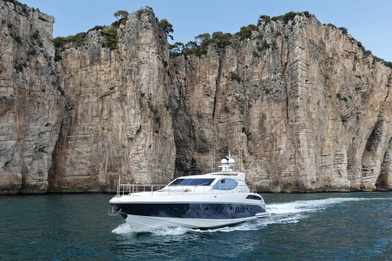 @last Yacht Photos Pics Luxury Leopard 24 yacht cruising near towering cliffs, 2003 model.