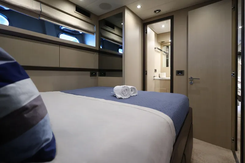 @last Yacht Photos Pics Luxurious bedroom interior on 2003 Leopard 24 yacht, featuring modern design and cozy ambiance.