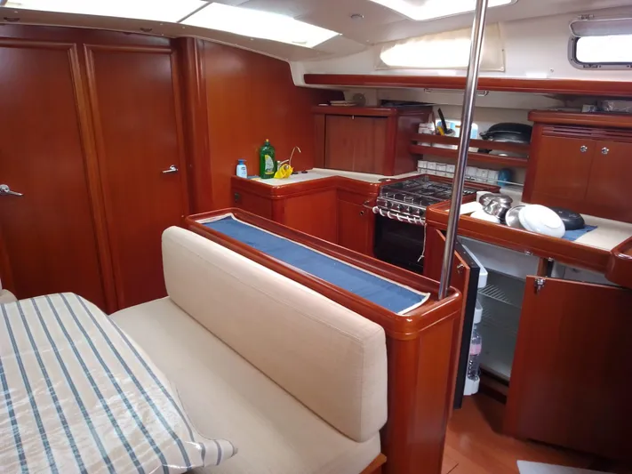  Yacht Photos Pics Interior of 2006 Beneteau Oceanis Clipper 523 yacht, featuring kitchen and seating area.