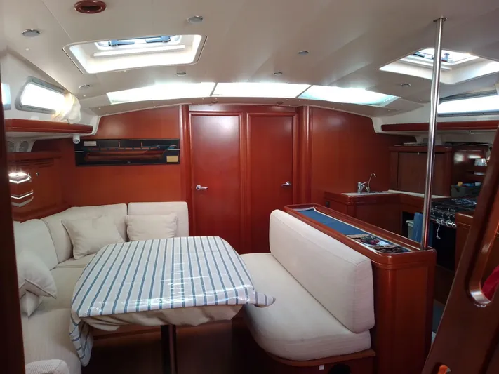  Yacht Photos Pics Interior of 2006 Beneteau Oceanis Clipper 523 yacht with cozy seating and dining area.