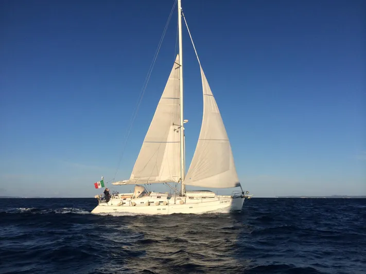  Yacht Photos Pics Sailing yacht Beneteau Oceanis Clipper 523, 2006 model, cruising on open sea under clear skies.