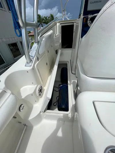 Yacht Photos Pics 2005 Hydra-Sports Vector 3300 VX boat interior with storage compartments and seating.