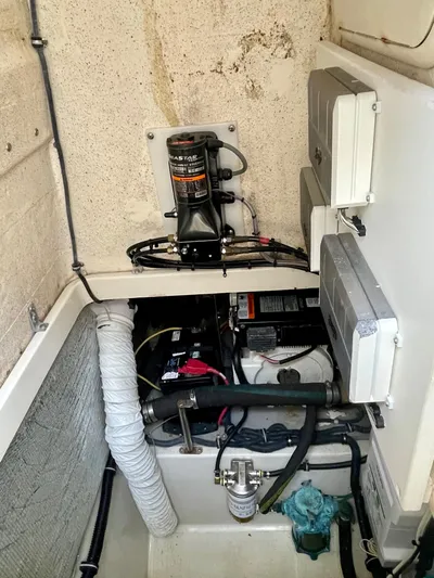  Yacht Photos Pics 2005 Hydra-Sports Vector 3300 VX engine compartment with wiring and components.