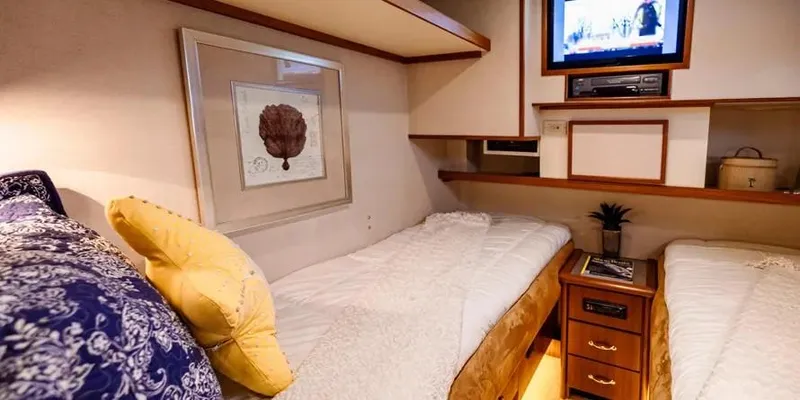  Yacht Photos Pics Cozy twin bedroom in 2000 Pacific Mariner 65 Motoryacht with TV and decor.
