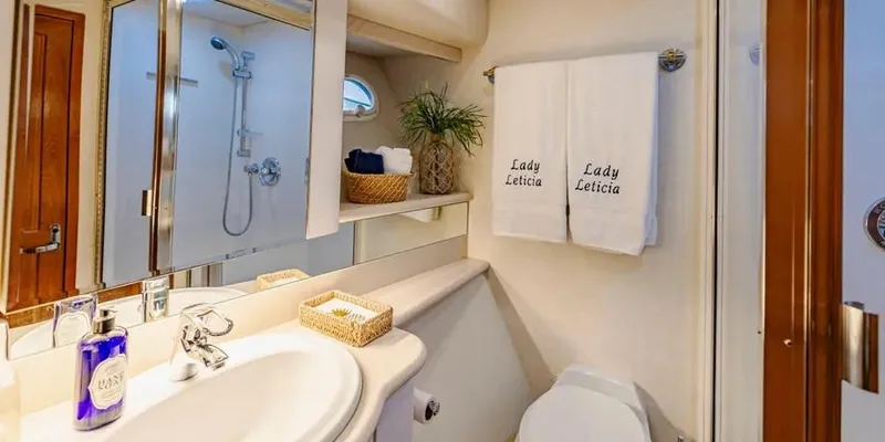  Yacht Photos Pics Luxurious bathroom in 2000 Pacific Mariner 65 Motoryacht with elegant decor and amenities.