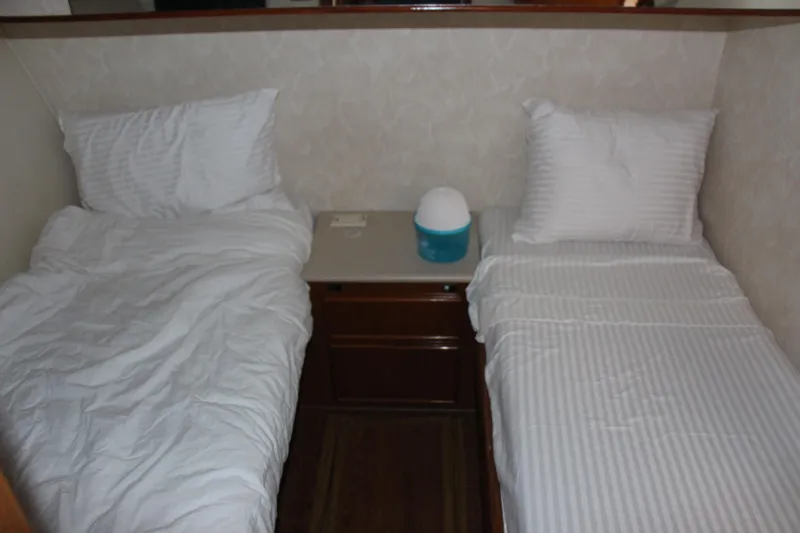 Galatea Yacht Photos Pics Twin beds in a cozy cabin, Post 50 yacht, year 2000.