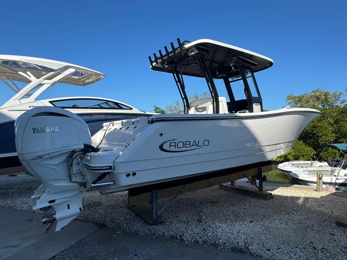  Yacht Photos Pics 2023 Robalo R270 Center Console boat with Yamaha engine on display.