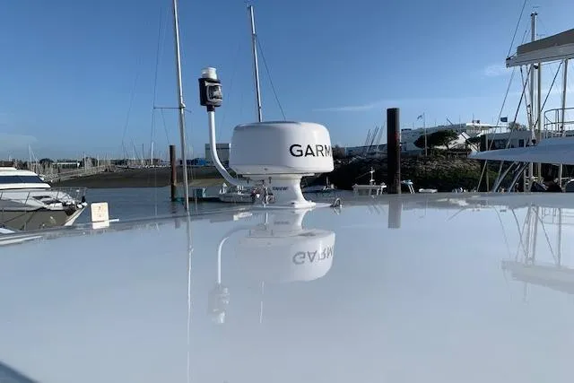 Cat&go Yacht Photos Pics 2025 Fountaine Pajot MY4.S yacht with Garmin radar, docked in a marina.