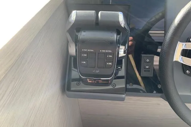Cat&go Yacht Photos Pics Throttle controls of 2025 Fountaine Pajot MY4.S yacht, featuring modern design and functionality.