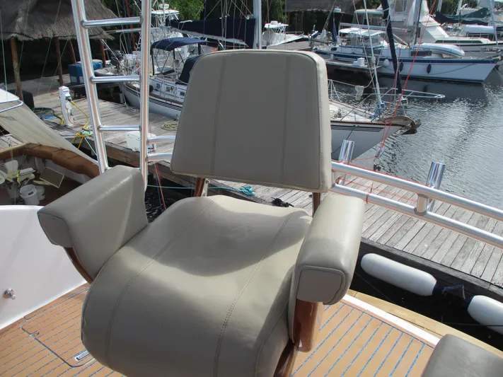 Barratuna Yacht Photos Pics Captain's chair on a 2008 Custom Carolina 53 Sculley yacht at a marina.