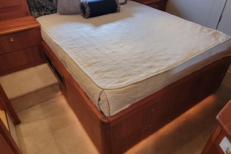 Escape II Sea Yacht Photos Pics Luxurious bedroom interior of 2003 Silverton 453 Motor Yacht with cozy bedding.