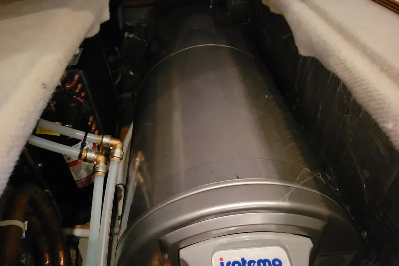 Escape II Sea Yacht Photos Pics Engine room of 2003 Silverton 453 Motor Yacht with Icetemp equipment.