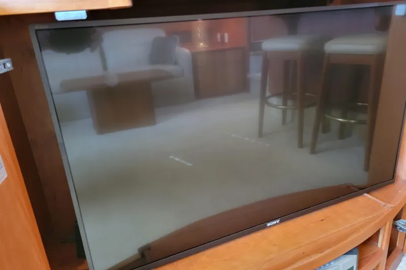 Escape II Sea Yacht Photos Pics Reflection on a Sony TV screen inside a 2003 Silverton 453 Motor Yacht.