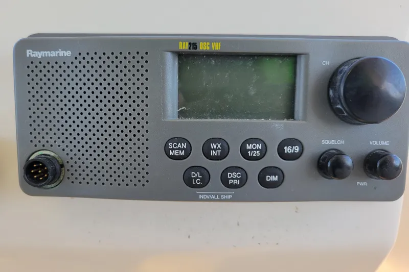 Escape II Sea Yacht Photos Pics Raymarine RAY215 DSC VHF radio on 2003 Silverton 453 Motor Yacht.