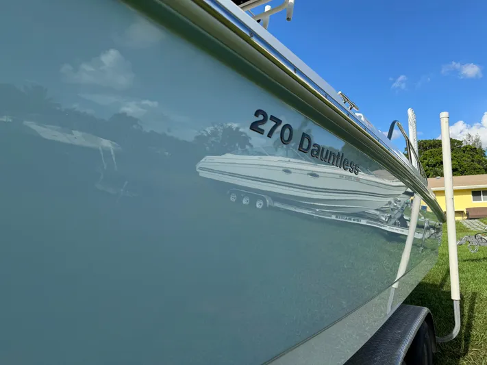  Yacht Photos Pics 2020 Boston Whaler 270 Dauntless boat side view with reflection, outdoors.