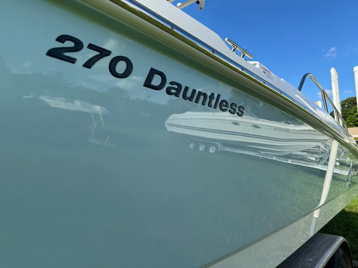  Yacht Photos Pics Boston Whaler 270 Dauntless boat, 2020 model, side view with clear sky background.