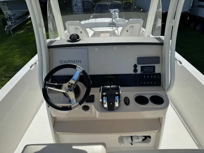  Yacht Photos Pics 2020 Boston Whaler 270 Dauntless boat console with Garmin navigation system.