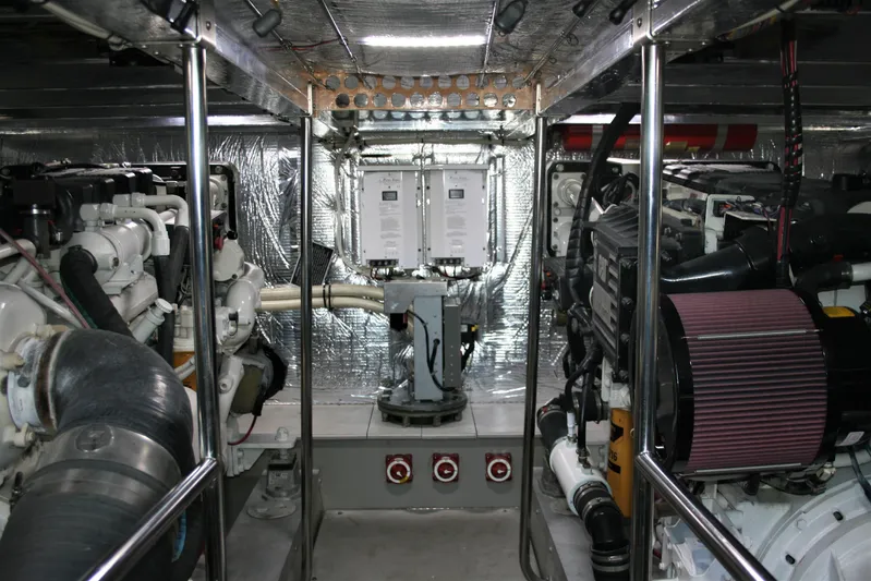 Dos Anzuelos Yacht Photos Pics Lots of Space around Motors