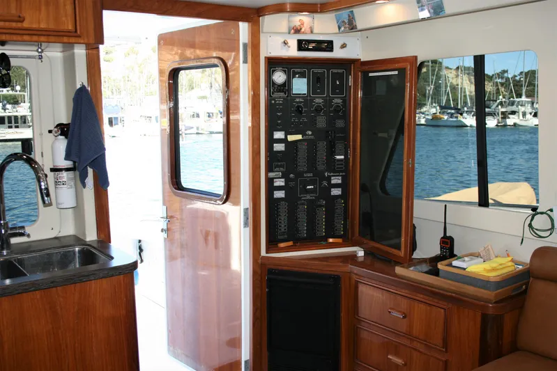 Dos Anzuelos Yacht Photos Pics Breaker Panel