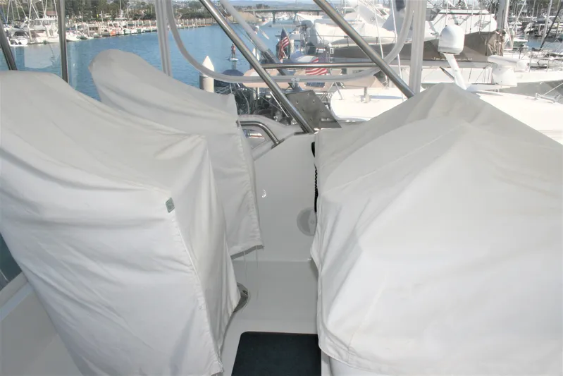 Dos Anzuelos Yacht Photos Pics Helm Seats with Covers on