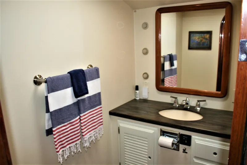 Dos Anzuelos Yacht Photos Pics Mid Stateroom Head