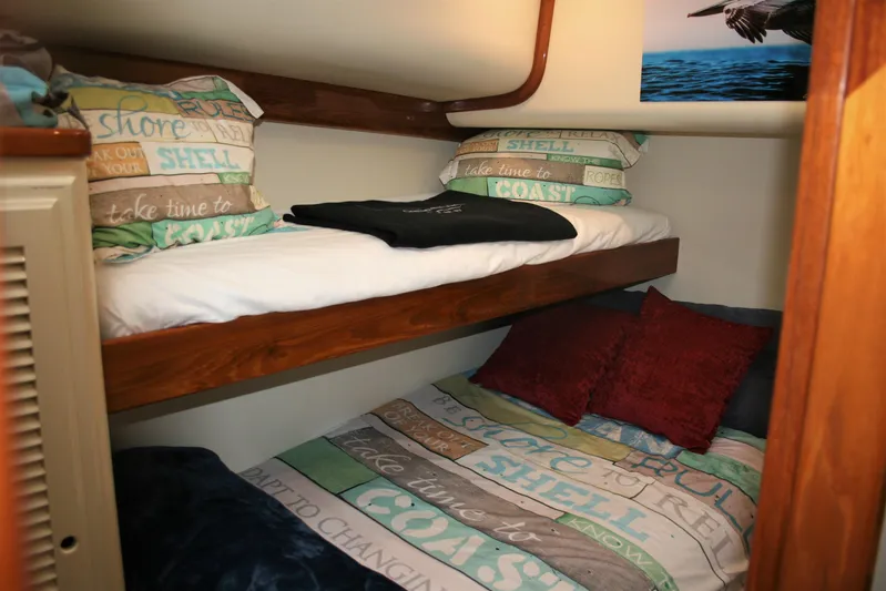 Dos Anzuelos Yacht Photos Pics Port Side Stateroom