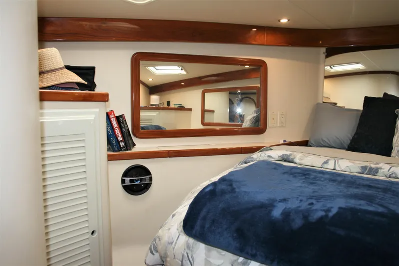 Dos Anzuelos Yacht Photos Pics Port Side Master Stateroom