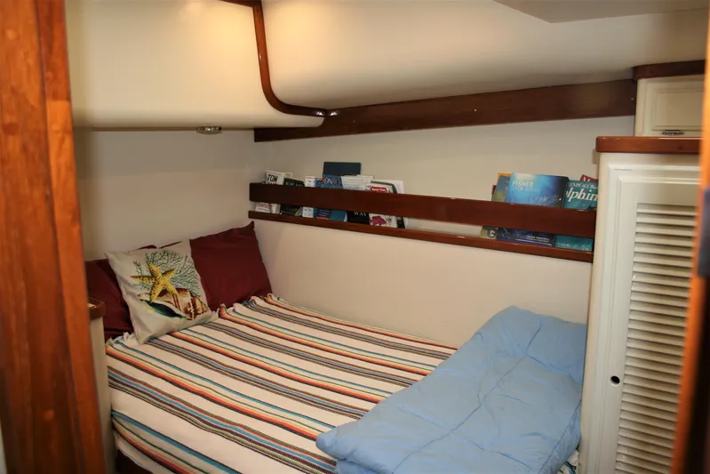 Dos Anzuelos Yacht Photos Pics Starboard Side Stateroom