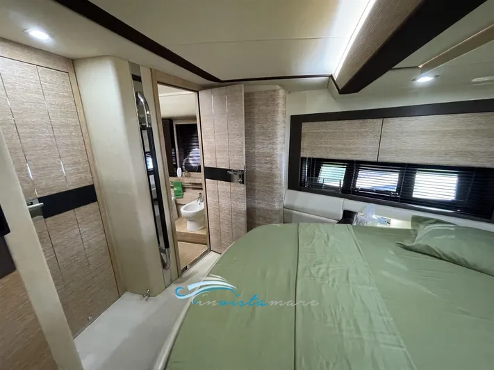  Yacht Photos Pics Az 64 camera v prua 1