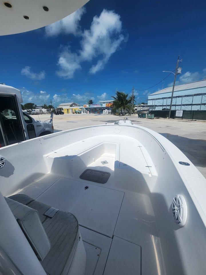 2006 Stamas 290 Tarpon boat, docked under clear blue sky, showcasing spacious deck.