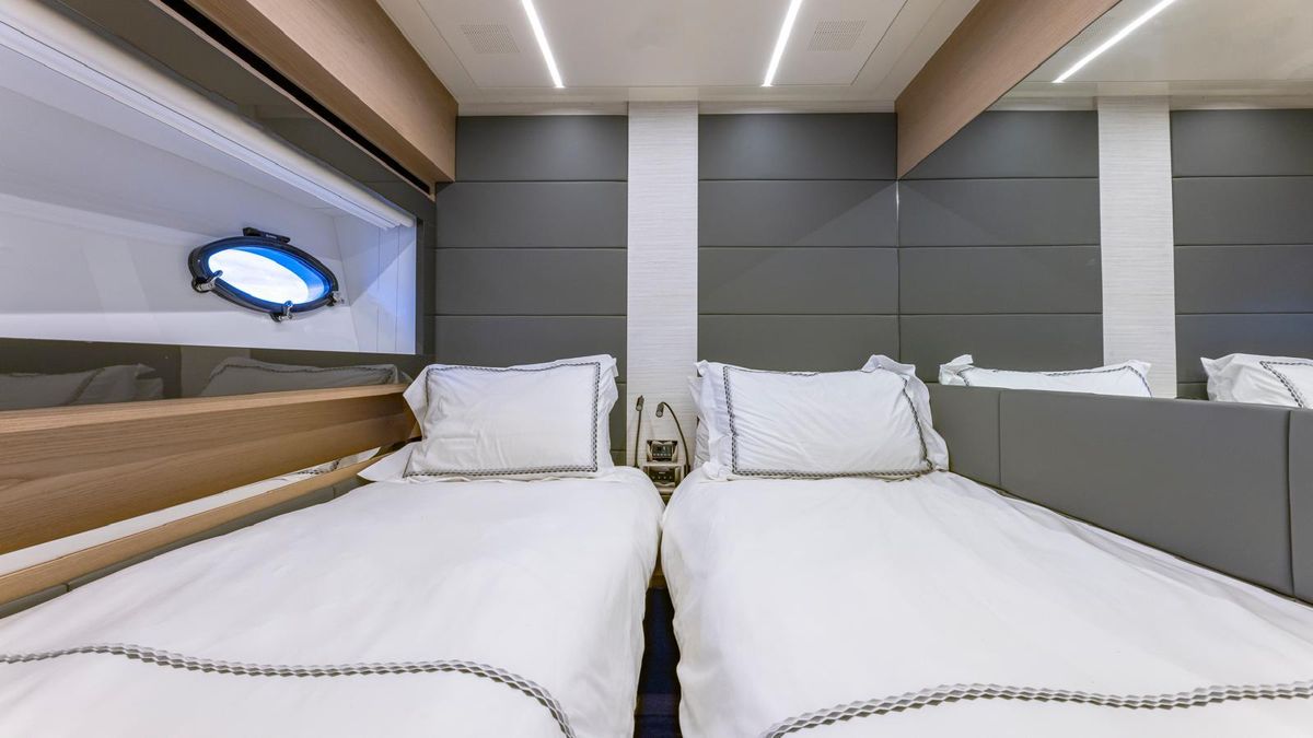 2016 Pershing 70 