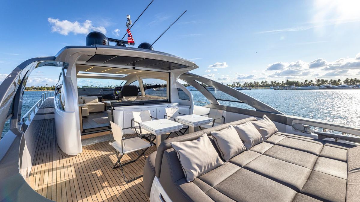 2016 Pershing 70 