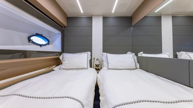 2016 Pershing 70 