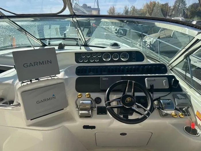 L'eternel Yacht Photos Pics Cockpit of 1998 Sea Ray 400 Sundancer with Garmin navigation system.
