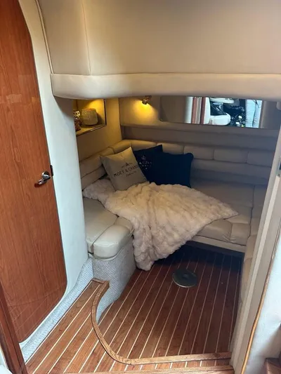 L'eternel Yacht Photos Pics 1998 Sea Ray 400 Sundancer cabin interior with cozy seating and plush decor.