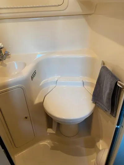 L'eternel Yacht Photos Pics 1998 Sea Ray 400 Sundancer bathroom with compact toilet and sink.