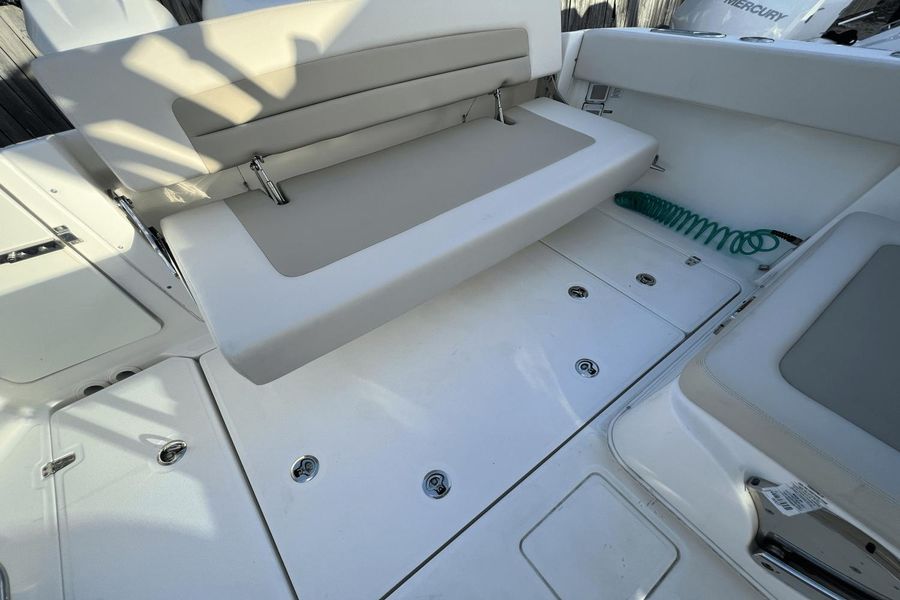 2016 Boston Whaler 320 Vantage