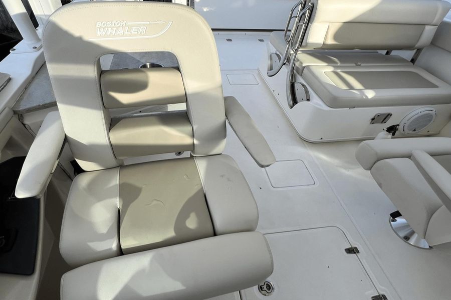 2016 Boston Whaler 320 Vantage