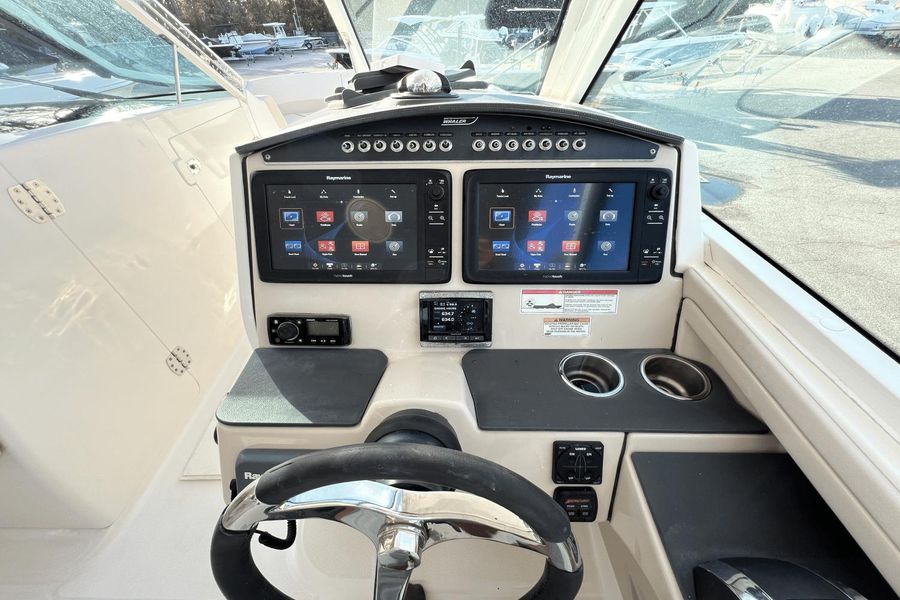 2016 Boston Whaler 320 Vantage