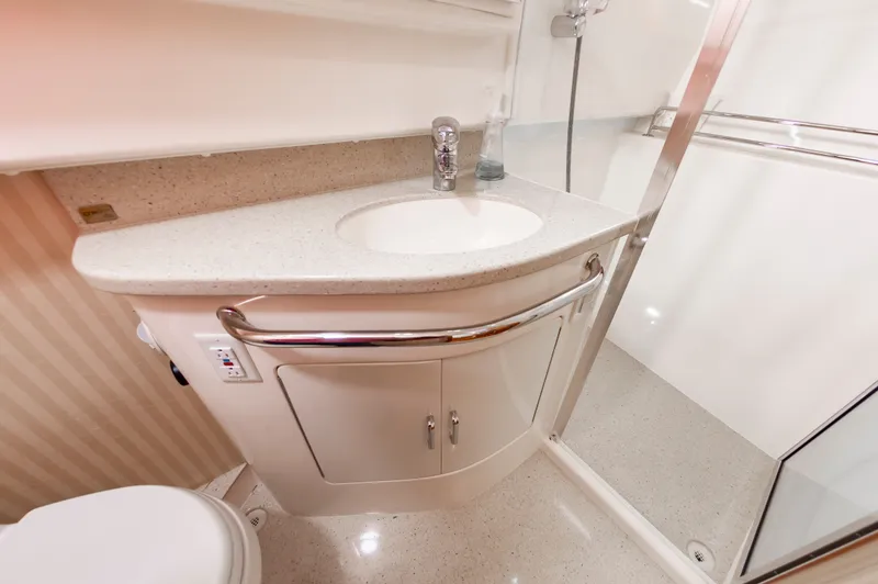 Salt Shaker Yacht Photos Pics Bathroom in Cabo 40 Express boat, year 2008.