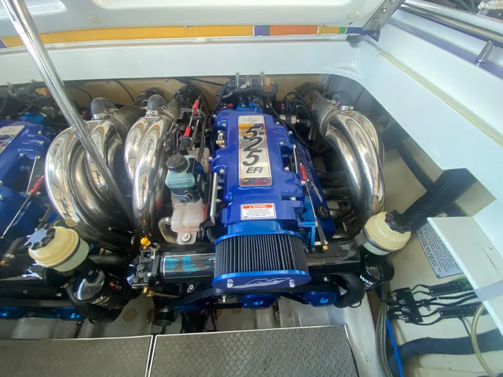  Yacht Photos Pics 2006 Formula 353 FASTech engine compartment with blue 525 EFI engine.