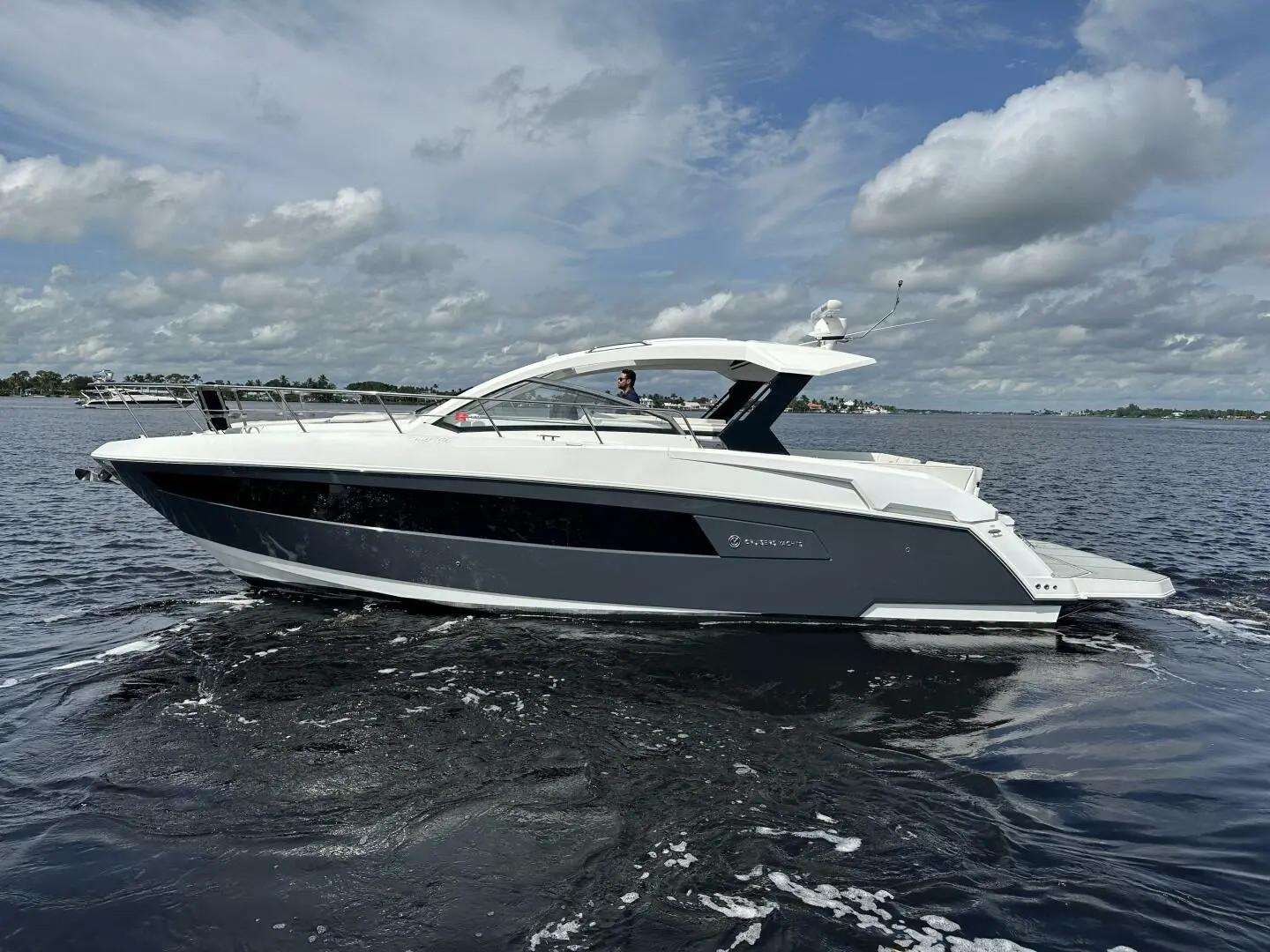 2019 cruisers yachts 390 express