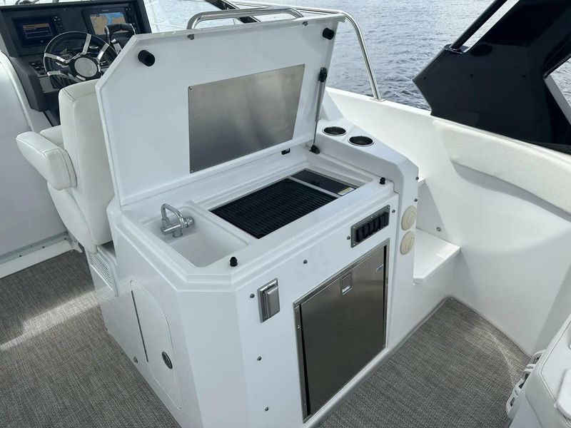 2019 Cruisers Yachts 390 Express Coupe
