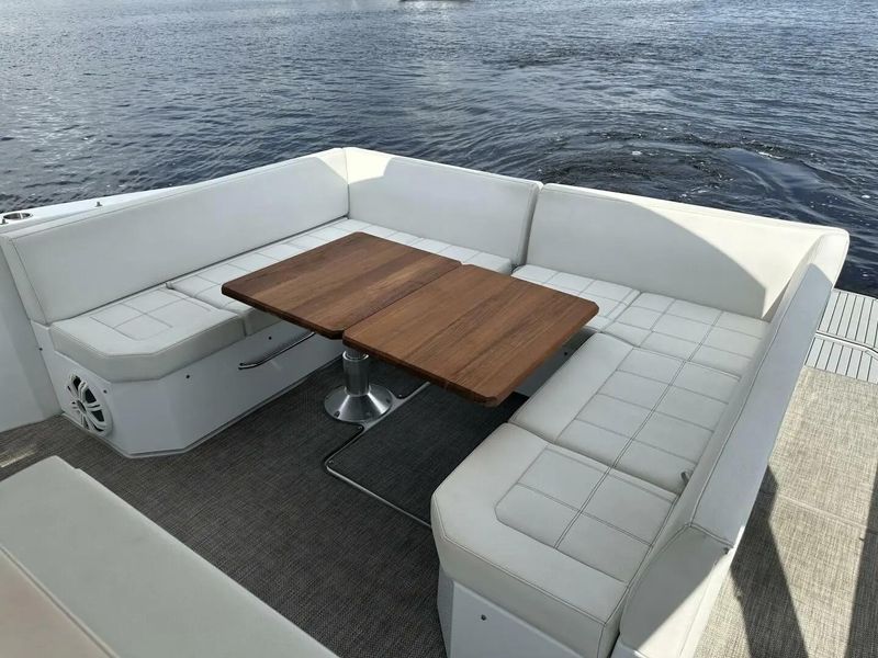 2019 Cruisers Yachts 390 Express Coupe