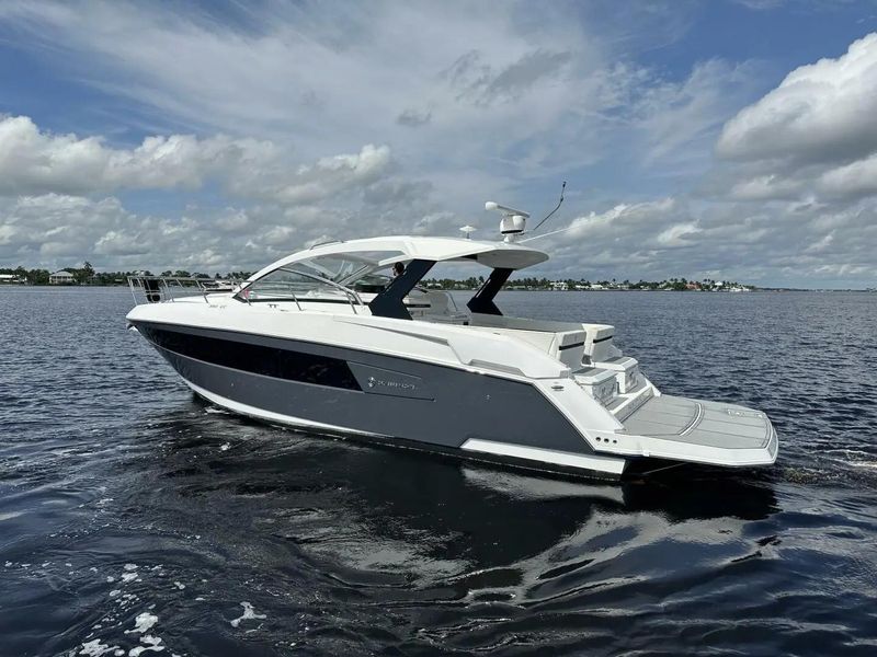 2019 Cruisers Yachts 390 Express Coupe