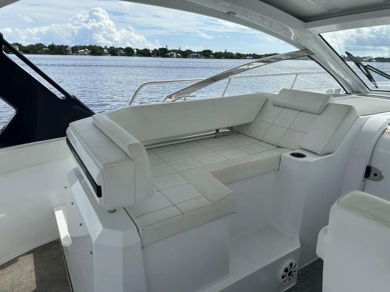 2019 Cruisers Yachts 390 Express Coupe