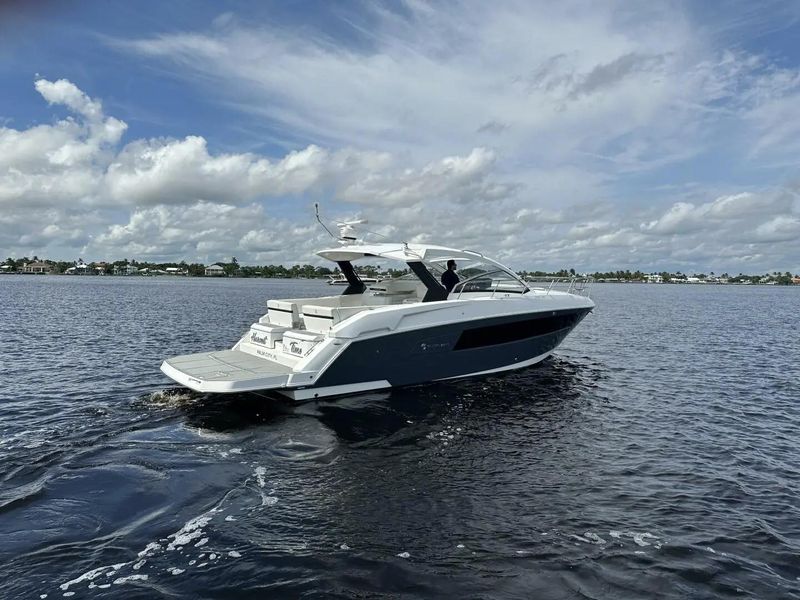 2019 Cruisers Yachts 390 Express Coupe