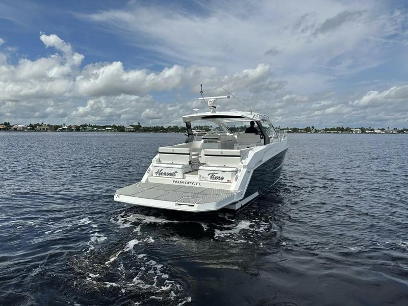 2019 Cruisers Yachts 390 Express Coupe