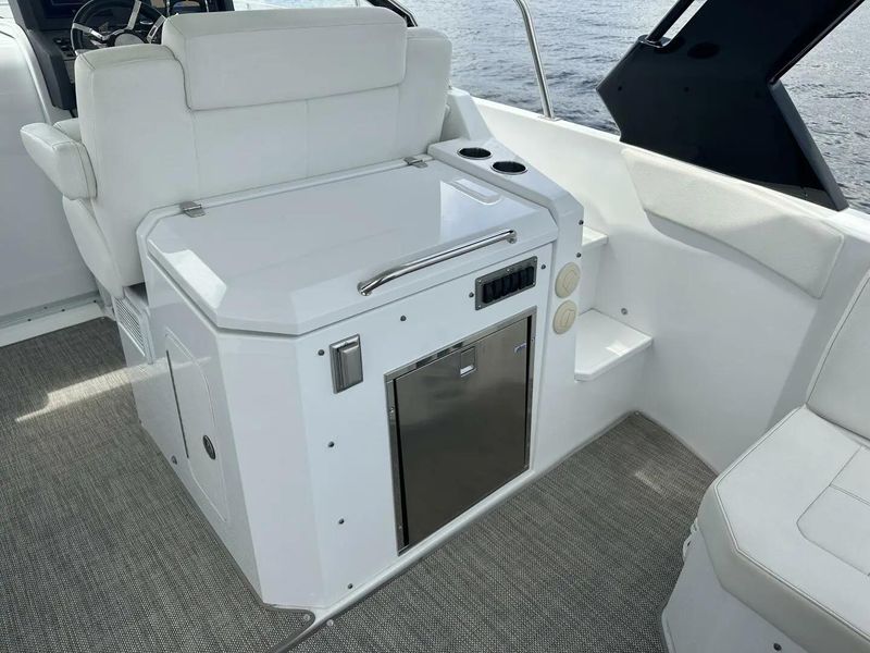 2019 Cruisers Yachts 390 Express Coupe