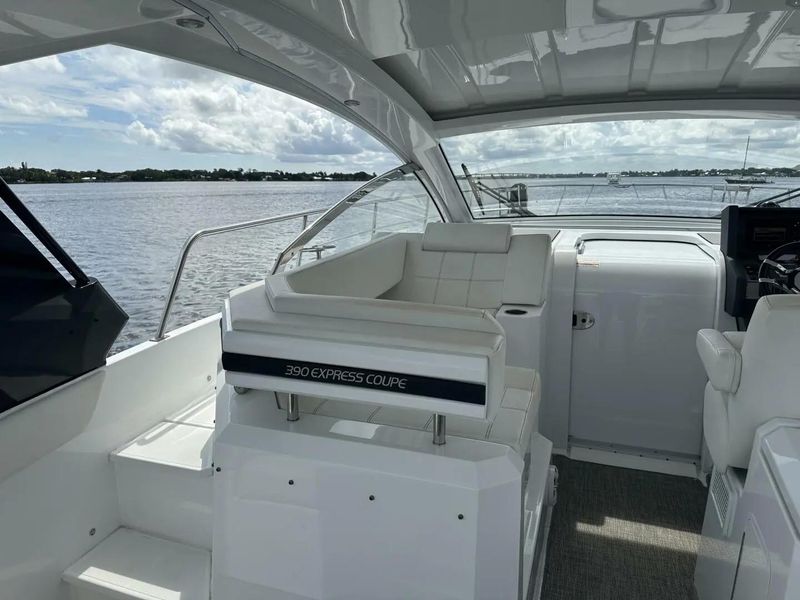 2019 Cruisers Yachts 390 Express Coupe